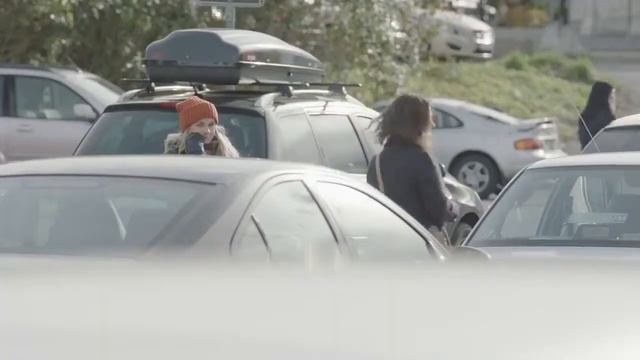 Volkswagen удивил прохожих прицепом, тянущим за собой автомобиль смотреть онлайн