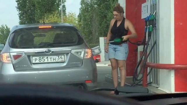 Две блондинки на заправке жгут смотреть онлайн