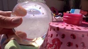 Барби в бассейне купаемся с надувными игрушками Barbie сумочка Барби и Магически