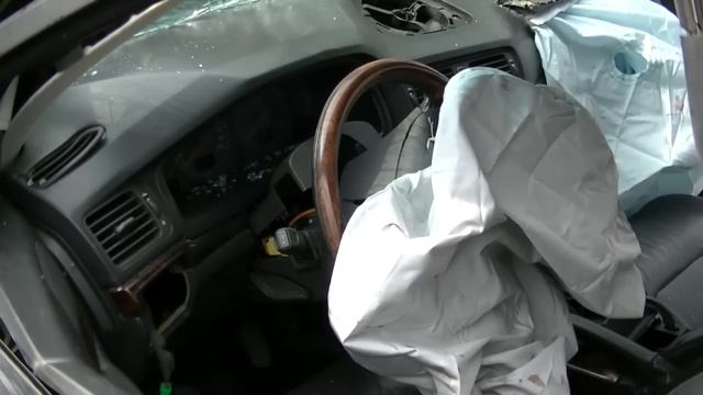 Автомобиль Volvo столкнулся с ЗИЛом смотреть онлайн