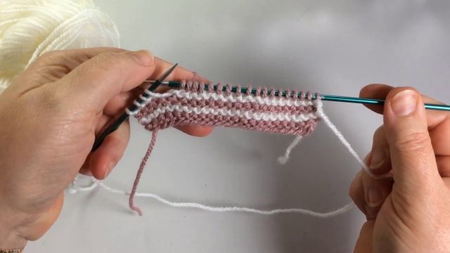 Шарф с поперечными полосами, 2 цвета пряжи, без отрыва нити / Вязание спицами. смотреть онлайн