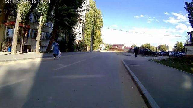 75 школа Саратов пешеход бросается под колеса ничего не видит напротив бар где сутками пьют напроле смотреть онлайн
