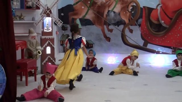 Танец Белоснежки и семи гномов смотреть онлайн