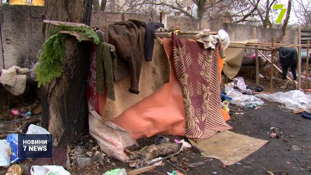 Маленьку дівчинку знайшли у безхатченків на звалищі смотреть онлайн