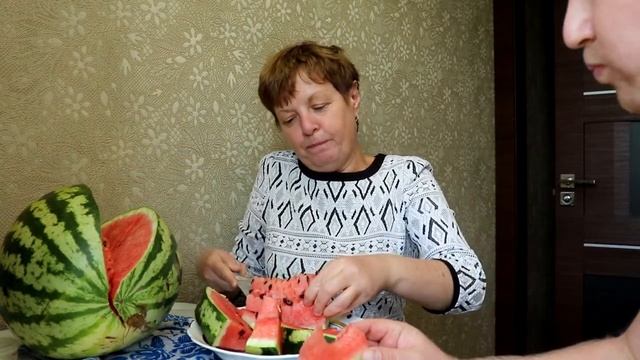 МУКБАНГ АРБУЗ АСТРАХАНСКИЙ (Нагрянула мама на сладкий и очень вкусный арбуз) смотреть онлайн