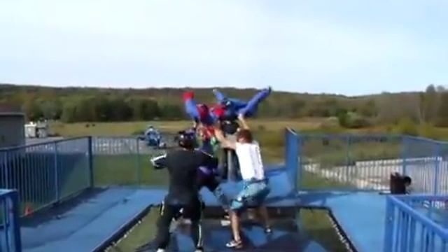 Раскрыл парашют в аэродинамической трубе смотреть онлайн