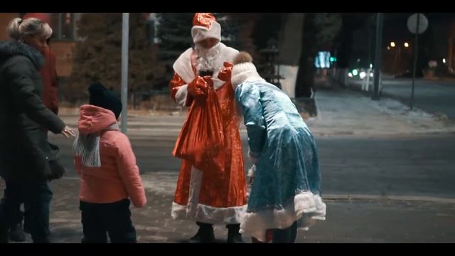 РАЗДАЛИ ПОДАРКИ НА УЛИЦЕ. ВАЗ 2102. ПОДАРКИ НА НОВЫЙ ГОД смотреть онлайн