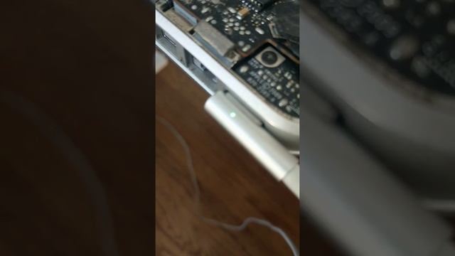 MacBook not charging смотреть онлайн