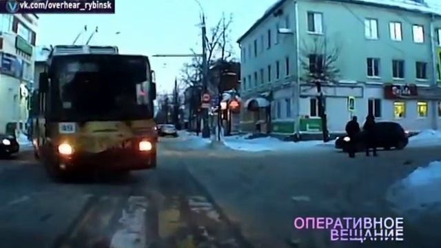 В Рыбинске троллейбус протаранил две машины смотреть онлайн