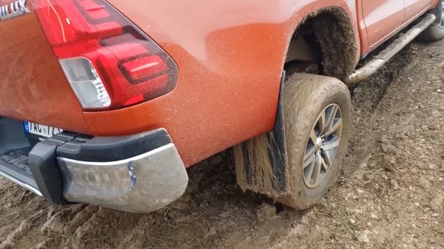 2018 Toyota Hilux Off-road - Mud + Water