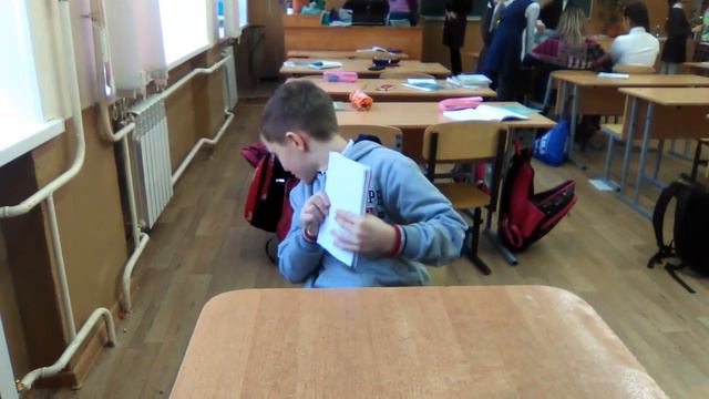 Мальчик упал со стула смотреть онлайн