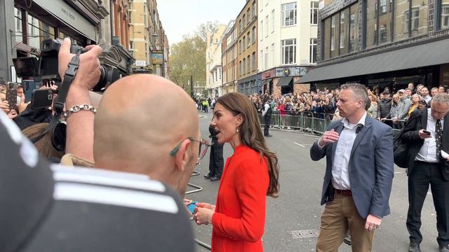 The Prince William and Princess Kate visits the Dog and Duck in Soho смотреть онлайн