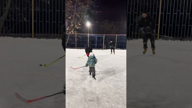 Первый снег в октябре! Дворовый каток своими руками! Дворовое фигурное катание в тренде! смотреть онлайн