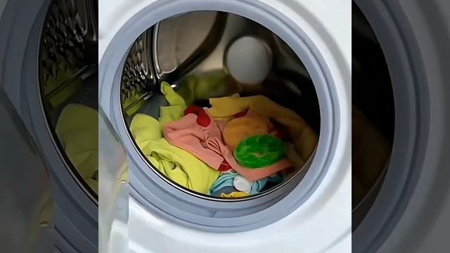 Лайфхаки для стирки вещей от шерсти кошек Гаджеты для дома #shorts смотреть онлайн