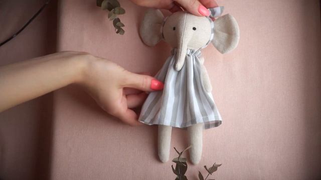 Мягкая игрушка из льна "Слон" в полосатом платье ? смотреть онлайн