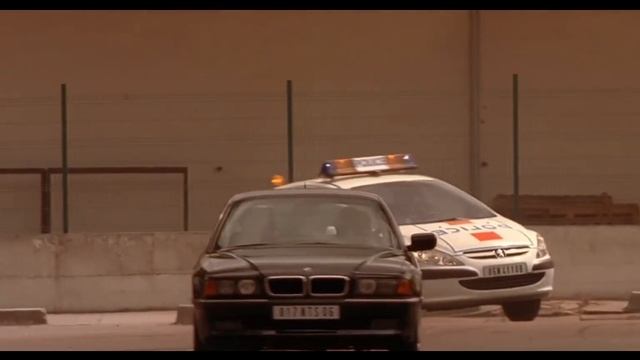 БМВ из фильма "Перевозчик": умели же раньше делать автомобили! смотреть онлайн