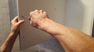 Установка ручек на кухонные фасады. Самый простой способ.