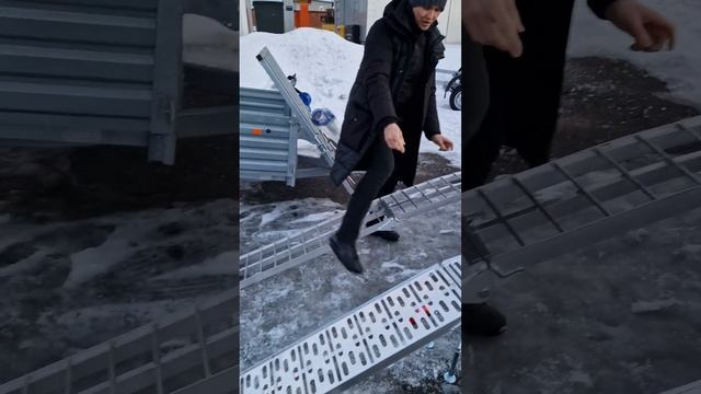 Какие аппарели для заезда мототехники на двухосный легковой прицеп МЗСА лучше. Видео обзор ТРЕЙЛИ. смотреть онлайн