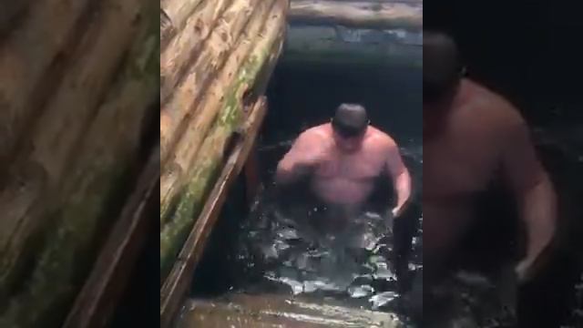 Глава Саратова на Крещение окунулся в купель смотреть онлайн