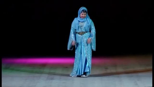 Маленькая мусульманка КРАСИВО поет песню!Просто прелесть смотреть онлайн