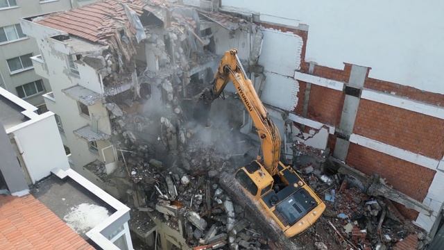 The Unbelievable Power of Hyundai LC 290 Excavator in Demolition Works смотреть онлайн