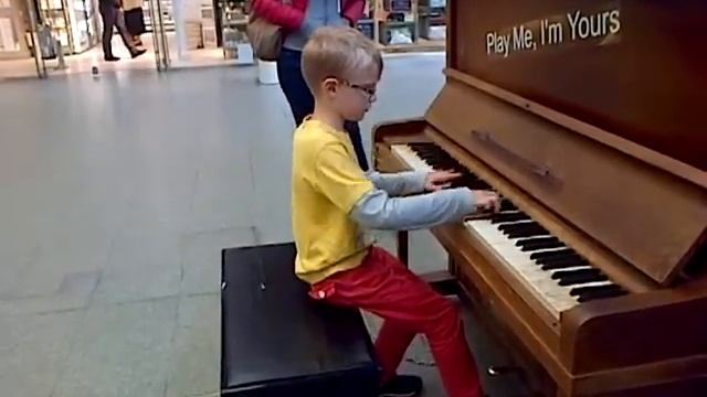 8 Year Old Piano Prodigy Jay Lewington Plays Chopin at St Pancras Station, London смотреть онлайн