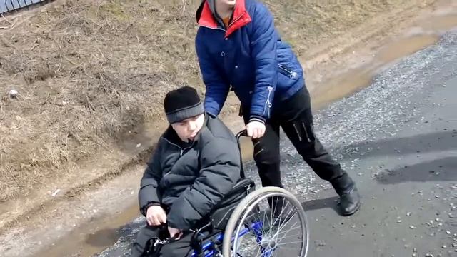 Преодоление препятствий инвалидом-колясочником на ул. Трудовая и ул. Советская в агр.гор.Поколюбичи смотреть онлайн