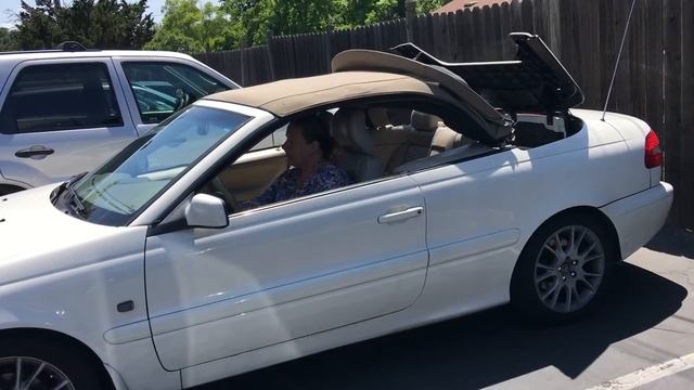 Как закрывается крыша у кабриолета Volvo C70. / смотреть онлайн