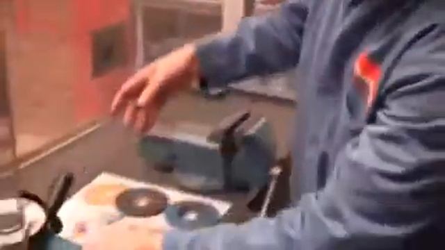 Amoladora angular Makita 9557NB смотреть онлайн
