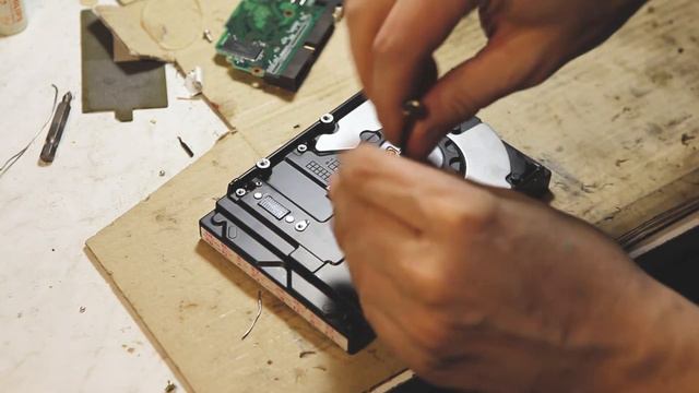 Removing the magnet from the HDD / Неодимовый магнит из хард диска смотреть онлайн