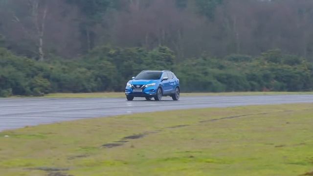 2017 Nissan Qashqai vs 2017 Toyota C-HR смотреть онлайн