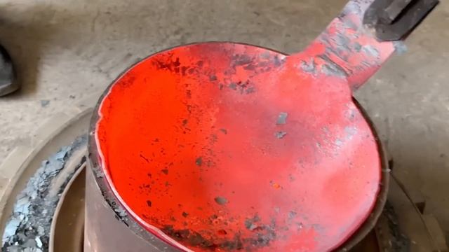 实拍章丘铁锅制作流程，师傅打锅44年，一口锅要烧5回敲打上万锤！Zhangqiu Iron Pot #麦总去哪吃 смотреть онлайн