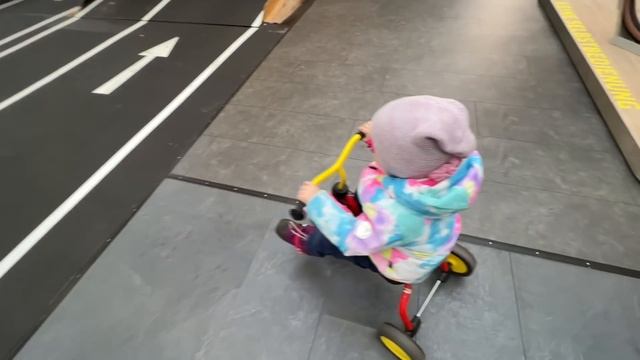 Снег в апреле!?Настя едет сама на велосипеде!✌️Выбираем пылесос в магазине! Что решили с шкафом???