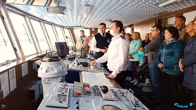 ЭКСКУРСИЯ в РУЛЕВУЮ РУБКУ теплохода "Лебединое озеро" EXCURSION TO THE STEERING HOUSE 遊覽“天鵝湖”汽船駕駛室 смотреть онлайн