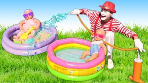 Куклы в видео для детей - Беби Бон отдыхают в бассейне! Весёлые игры с Baby Born в песочнице