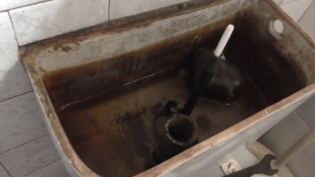 Демонтаж старого унитаза.Dismantling of the old toilet bowl смотреть онлайн