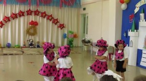 Танец малышей на выпускном в детском саду.