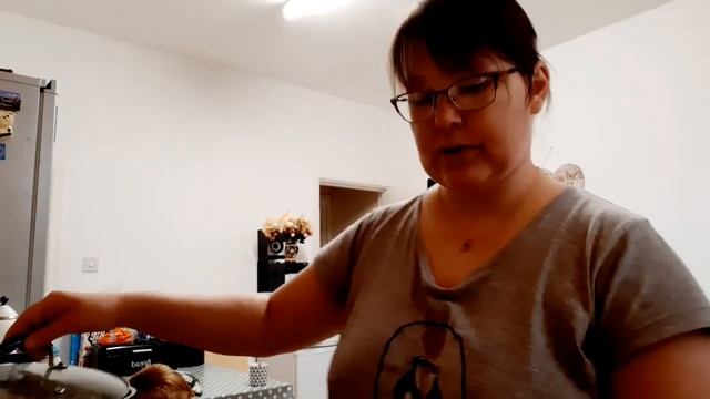 Vāru Frikadeļu Zupu Un Stāstu Par Dzīvi