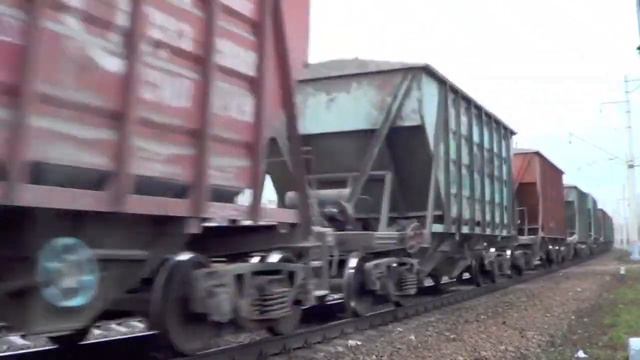 ВЛ10к-1086 с приветливым машинистом и грузовым поездом смотреть онлайн