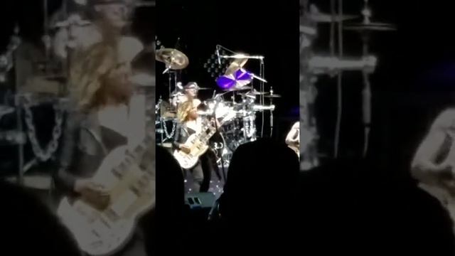 Lita Ford and Lizy from Halestorm song together смотреть онлайн