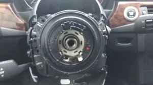 Как заменить шлейф руля BMW e90, снимаем SRS руля BMW E90