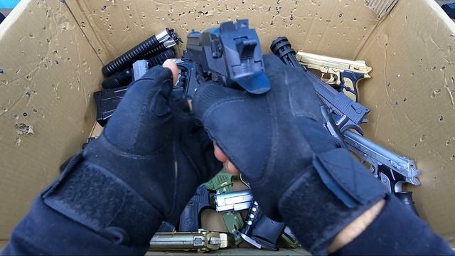 Box of Toy Guns, Realistic Guns That Shoot Beads And Explode Capsules смотреть онлайн