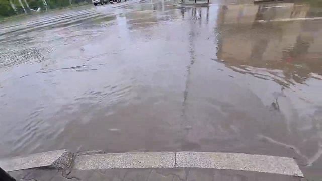 Улица Оборонная ушла под воду после дождей смотреть онлайн