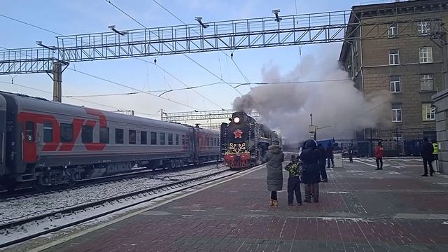Паровоз П36-0031 с поездом Деда Мороза прибывает на станцию Новосибирск-Главный. смотреть онлайн