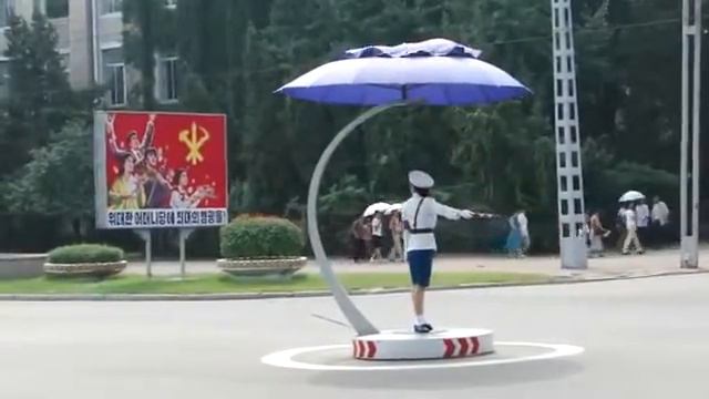 Северная Корея. Пхеньян. Девушка - регулировщица. (939) смотреть онлайн