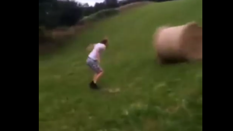 Парень был повержен в схватке с огромным тюком сена смотреть онлайн