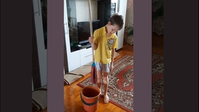 МАЛЕНЬКИЕ ПОМОЩНИКИ. МОЮТ ПОЛЫ, ПРОТИРАЮТ ПЫЛЬ И.Т.Д. смотреть онлайн