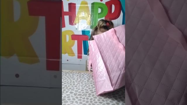 Габриэлла играет с поп ит! Видео для детей смотреть онлайн