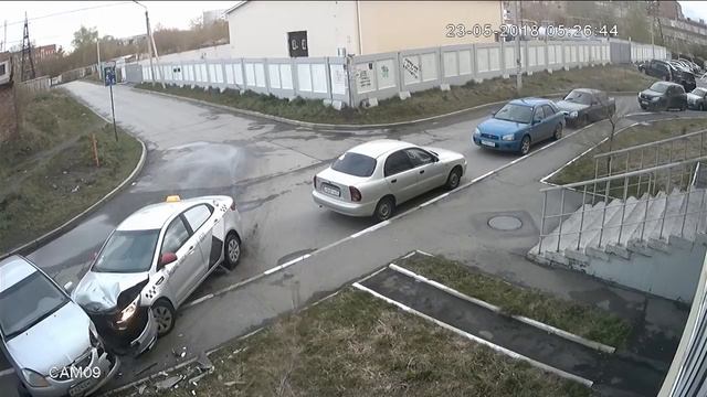 Таксист врезался в стоячий автомобиль смотреть онлайн