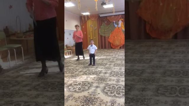 Дети. Женя Чухонастов, 3 года, рассказывает стих в детском саду про осень смотреть онлайн